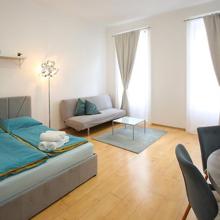 Downtown Bliss Modern Retreat With Free Parking And Fast Internet 600 Mbits Apartamento Viena Exterior foto