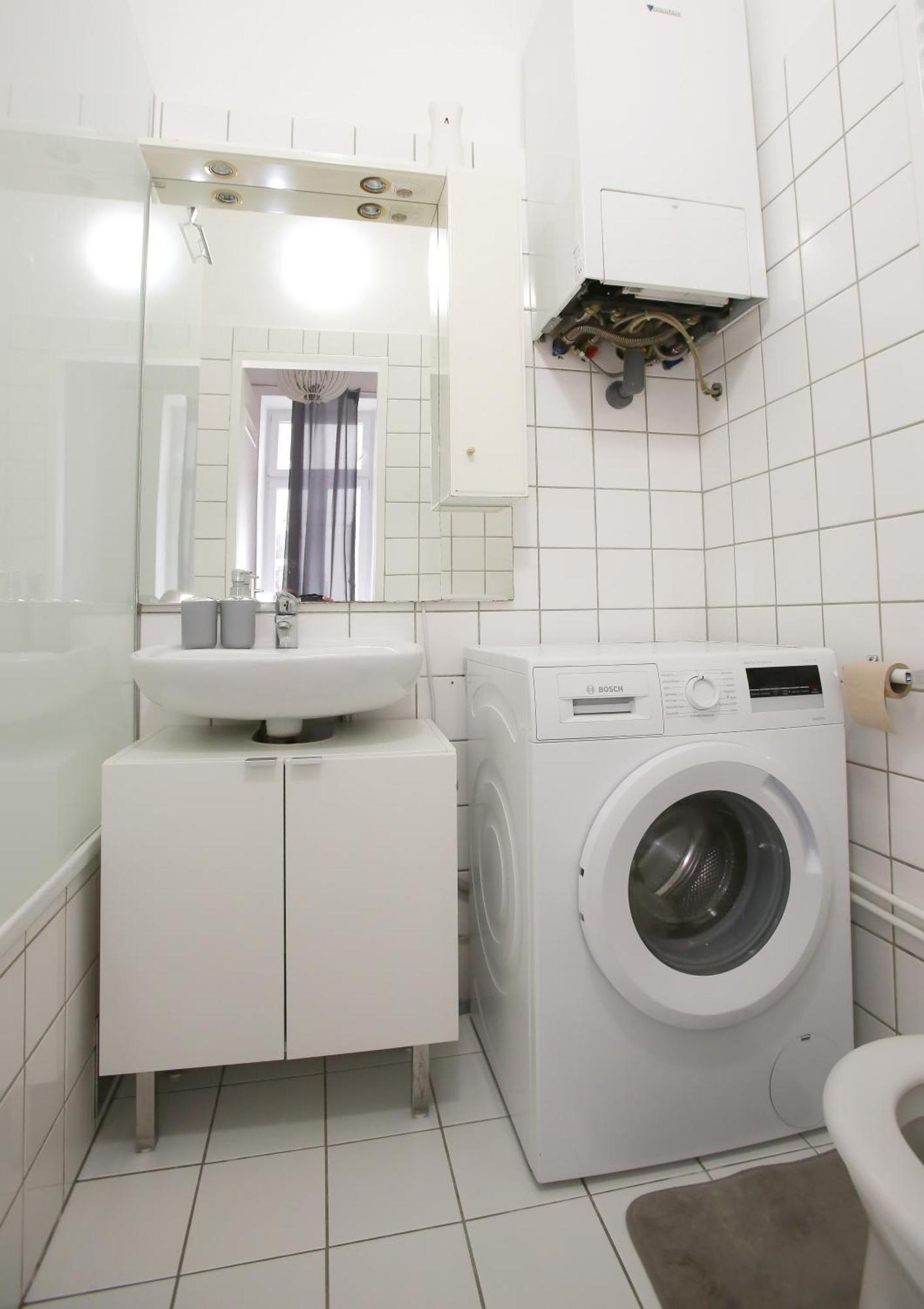 Downtown Bliss Modern Retreat With Free Parking And Fast Internet 600 Mbits Apartamento Viena Exterior foto